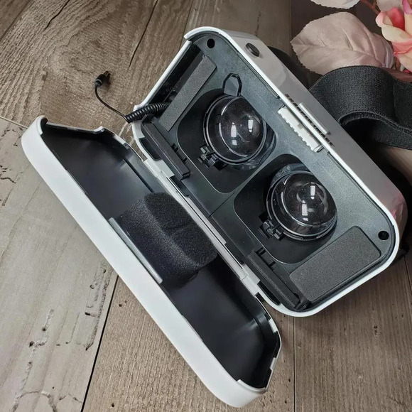 Sharper Image Virtual Reality Smartphone Wireless Bluetooth Viewer w/ Headphones - Picture 4 of 12